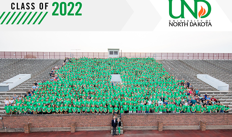 UND President Mark Kennedy and First Lady Debbie Kennedy take time for a photo op with the entire UND incoming  freshman class -- The Class of 2022. Photo by Shawna Schill/UND Today.