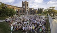 The UND Class of 2025 gathers in front of the Chester Fritz Library for their class photo, a traditional highlight of Welcome Weekend. Photo by Shawna Schill/UND Today.