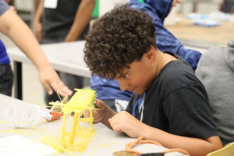 Middle schooler at BrainSTEM event at UND
