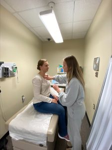 A N&D student practices a simulation with a live patient in an exam room.