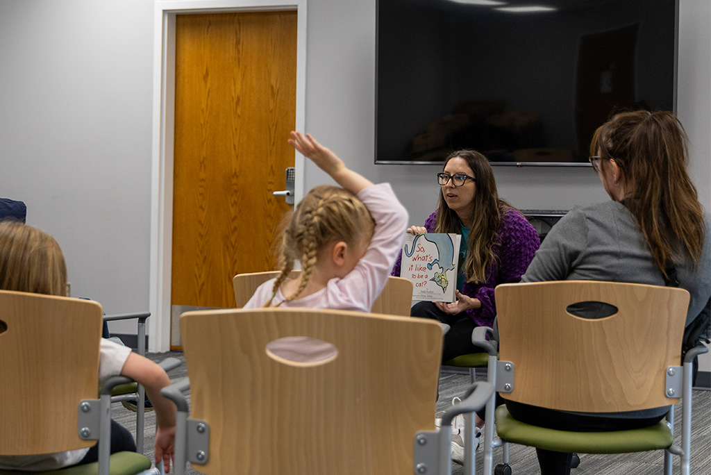 Chelsea Hughes reading to a group of children