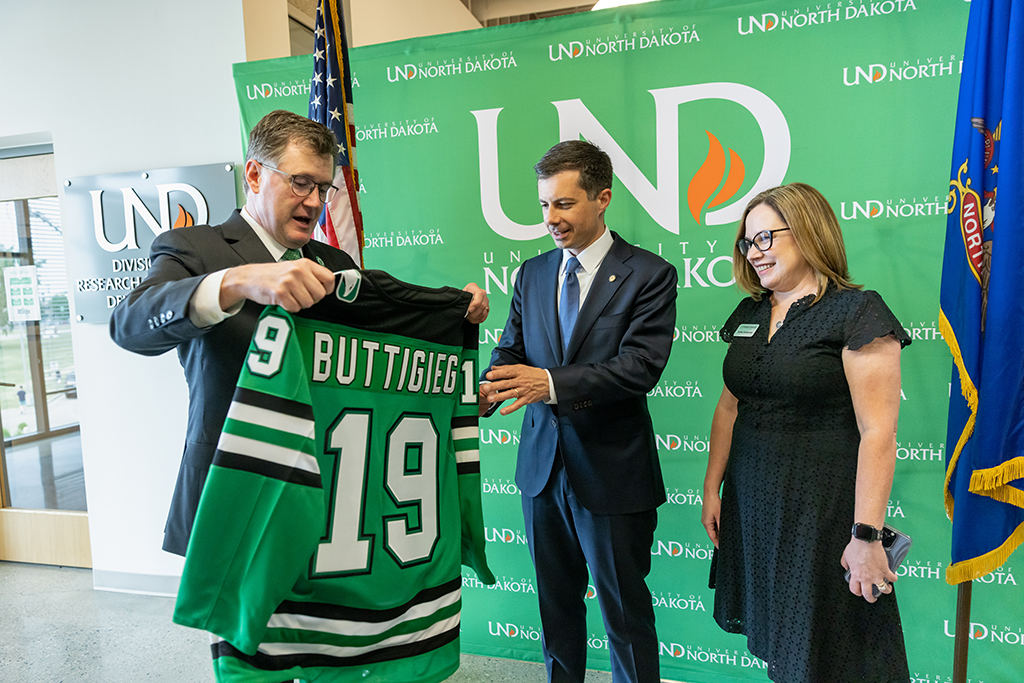 UND President gives hockey jersey to U.S. Secretary of Transportation