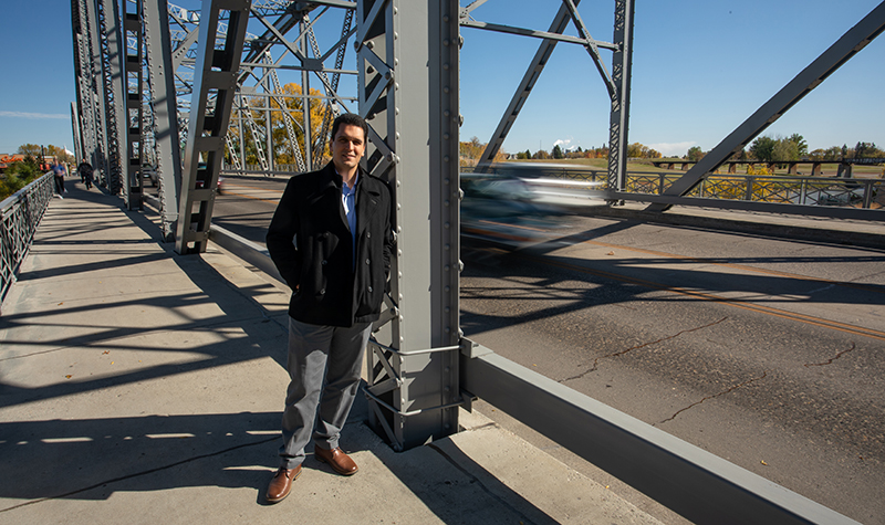 Sattar Dorafshan leaning on bridge