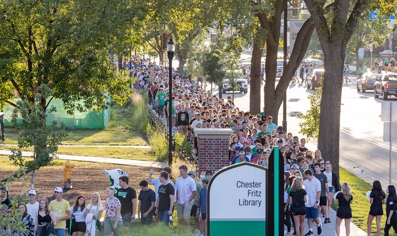 Crowd of students walk along University Avenue