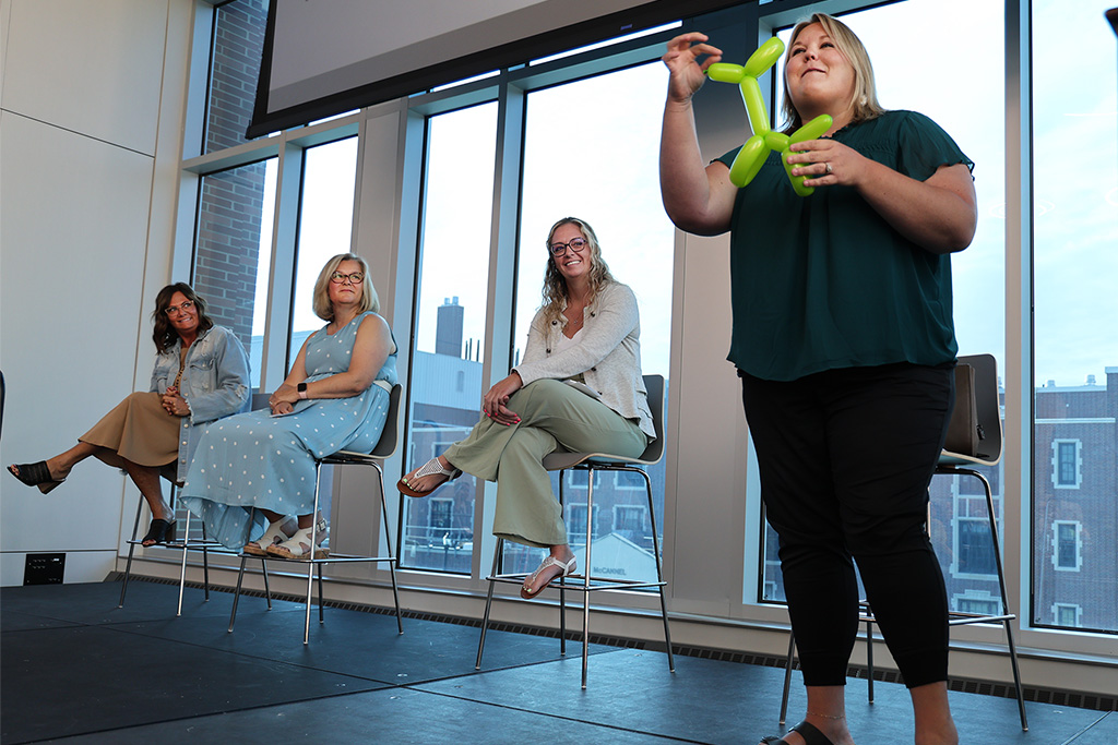 Krista Hogfoss holding balloon animal