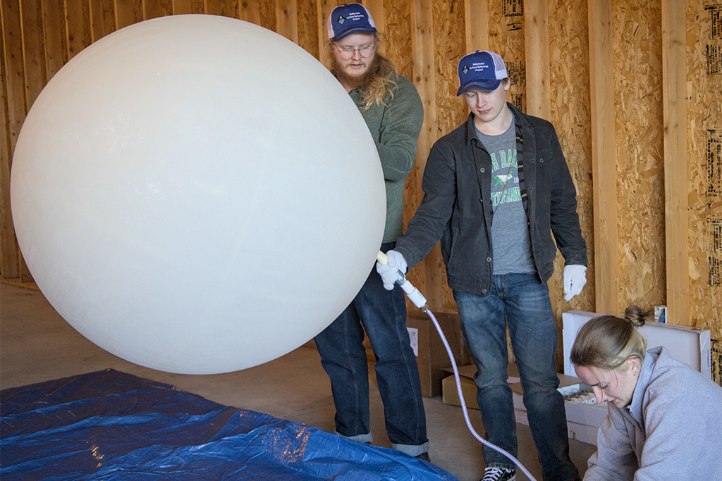 students fill balloon