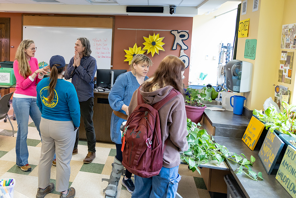 Multiple activities taking place in GRO.UND classroom.