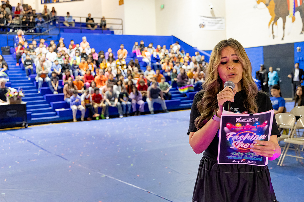 Mena de la Paz introduces the fashion show.