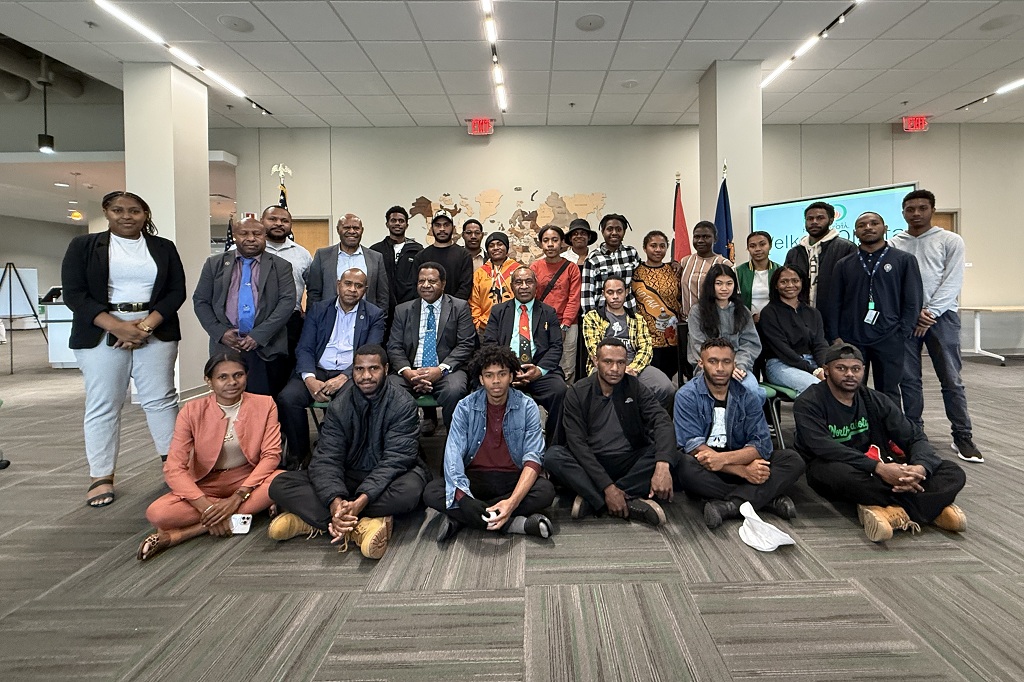 পাপুয়া নিউ গিনি থেকে শিক্ষার্থী এবং শিক্ষার প্রতিনিধিরা একটি ছবির জন্য পোজ দেয়।