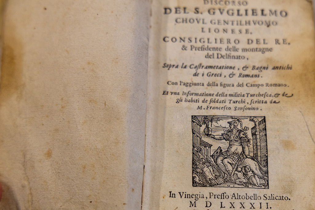 title page of book with italian text and illustration