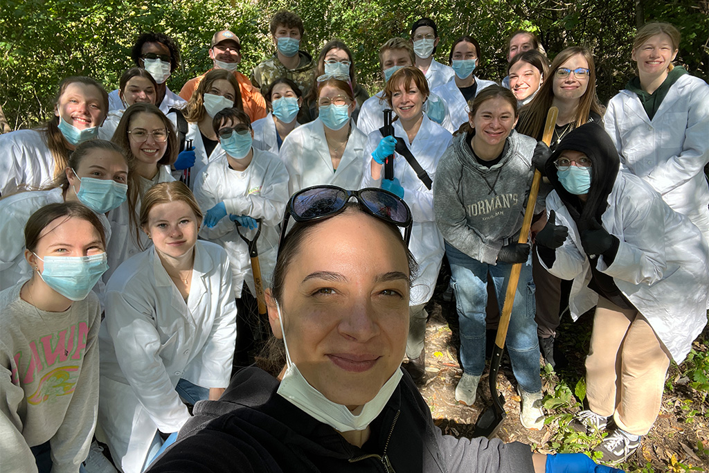lavinia iancu with a large group of students standing behind her