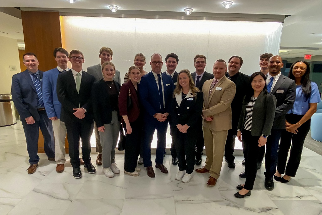 Group photo of UND students in Washington.