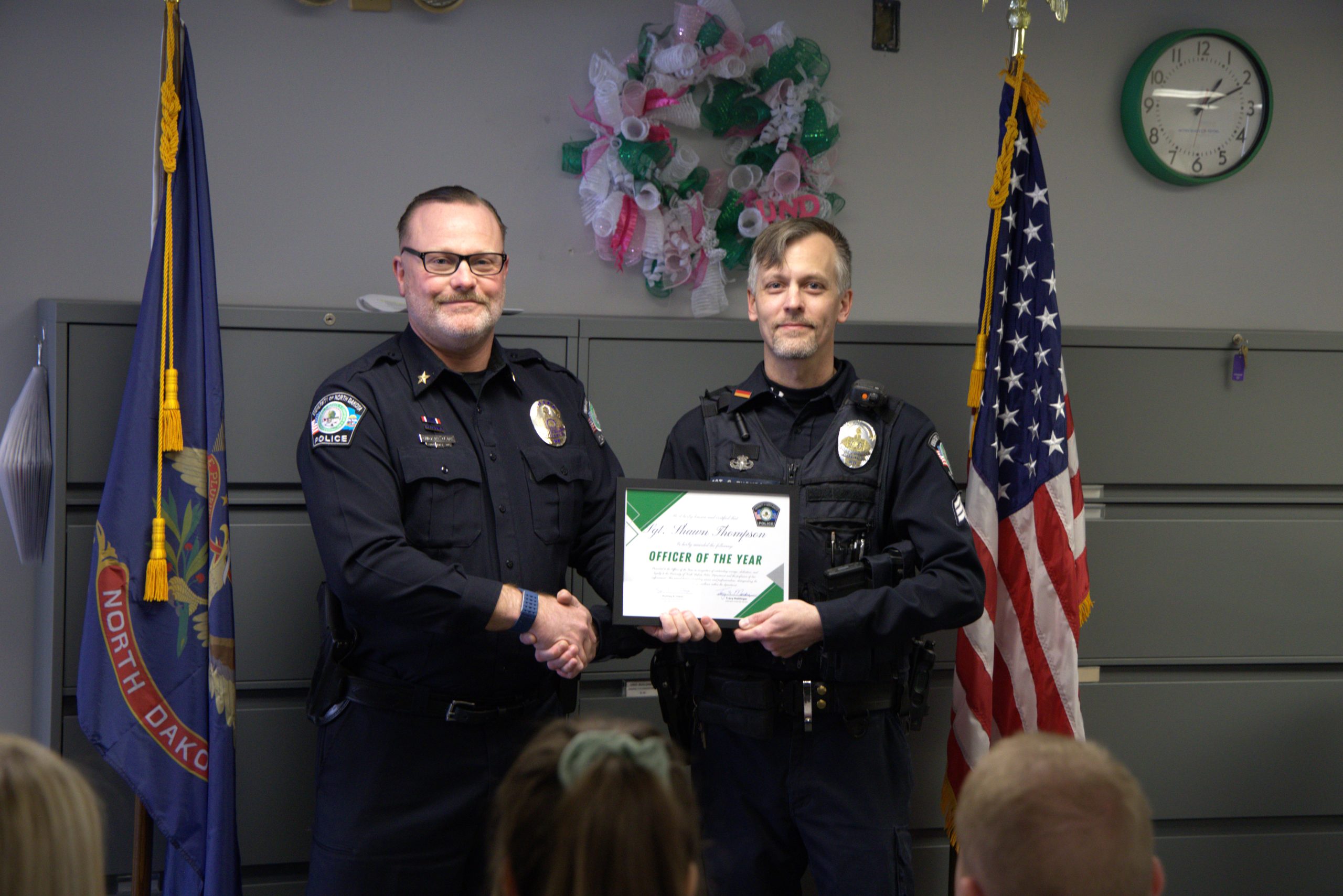 2 police officers standing together